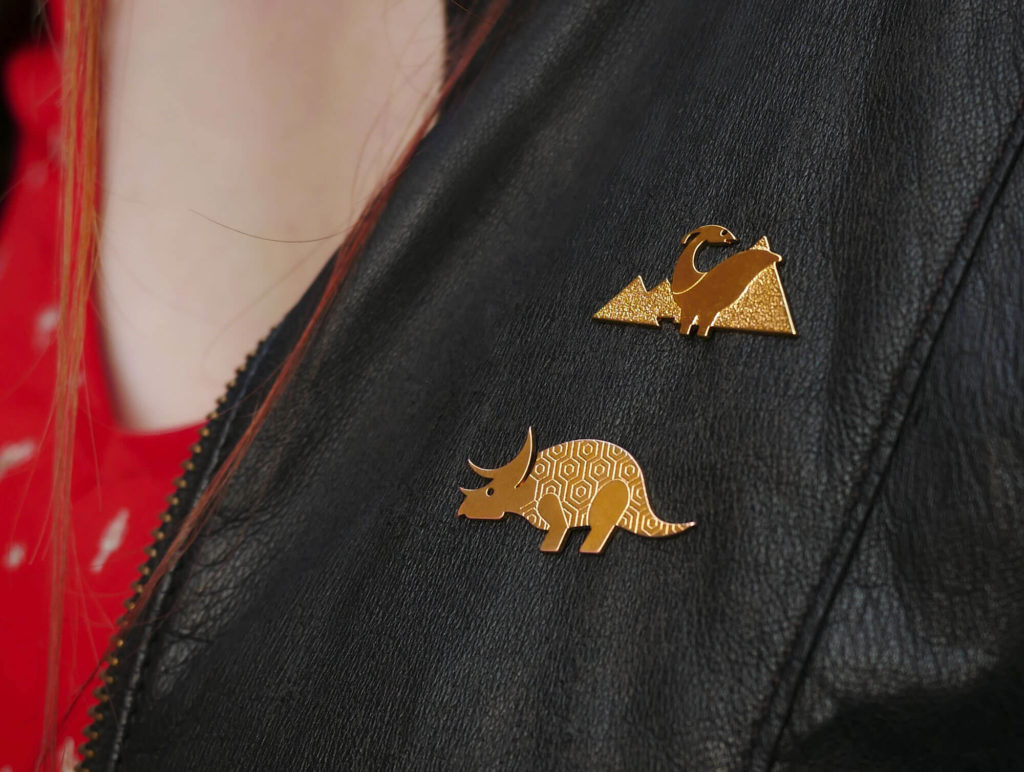 02pins_dinosaure03 Pins tricératops finition or et pins tamanoir finition or portés sur une veste en cuir - Les Naturalistes bijoux