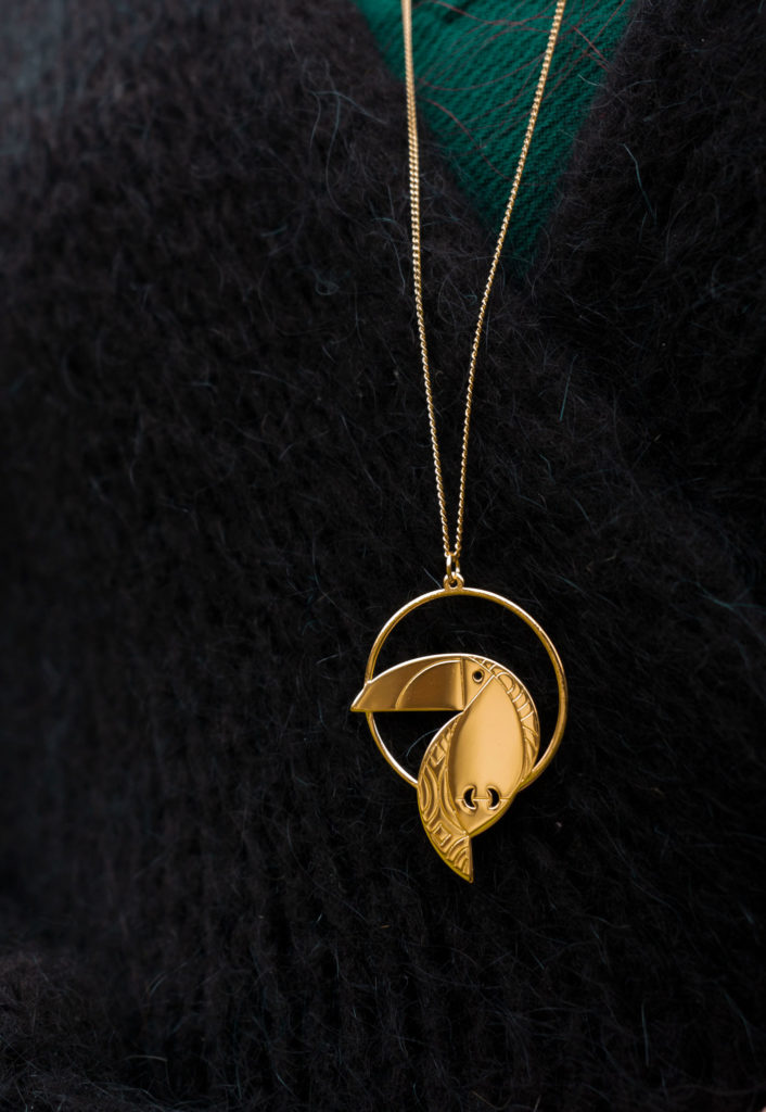 Etsy_toucan_collier2 Sautoir toucan finition or porté hiver - Les Naturalistes bijoux