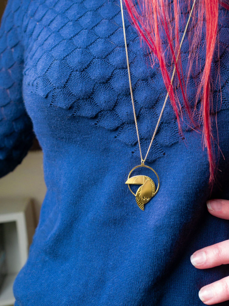 Etsy_toucan_collier3 Sautoir toucan finition or porté - Les Naturalistes bijoux
