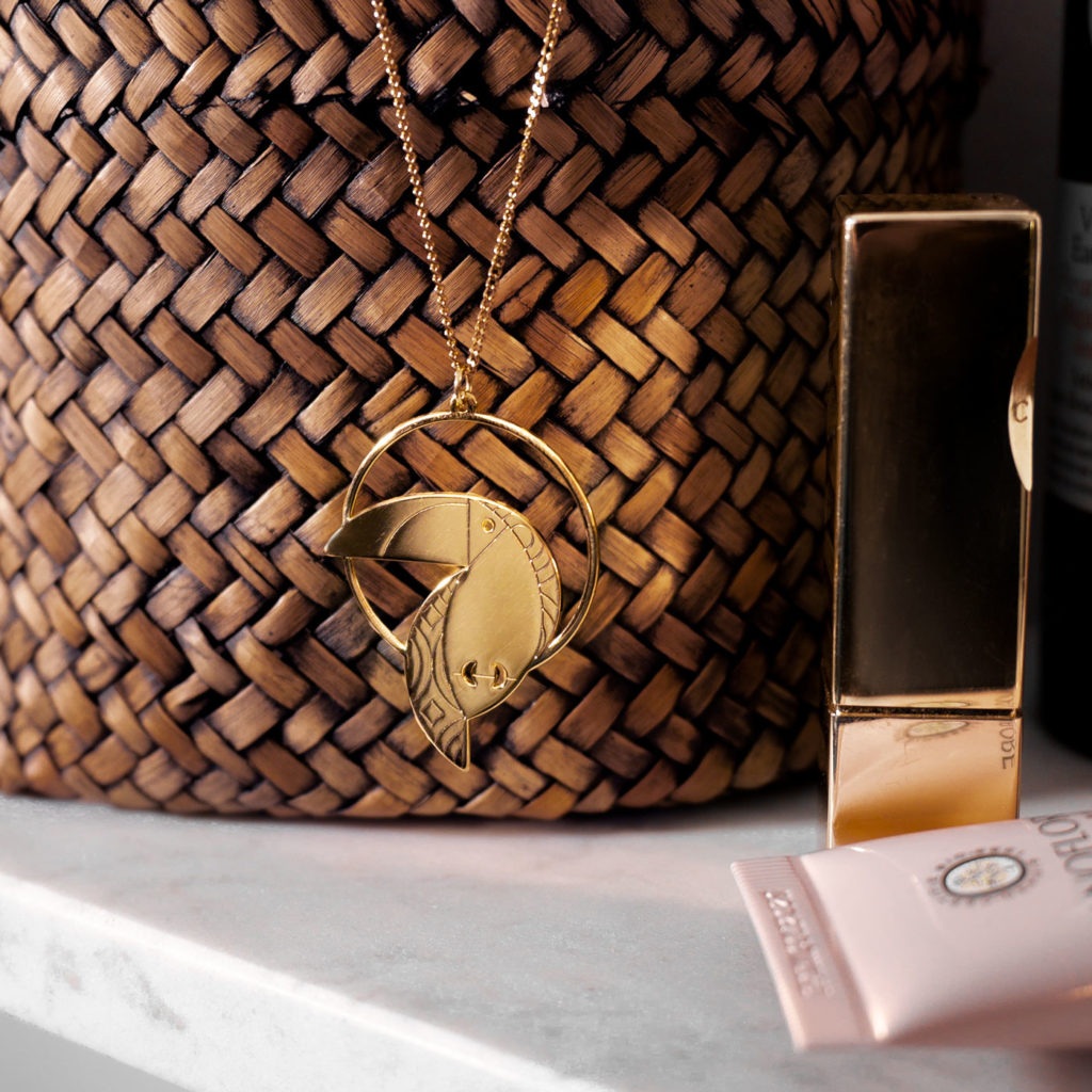 Etsy_toucan_collier_contexte Sautoir toucan finition or sur la coiffeuse - Les Naturalistes bijoux