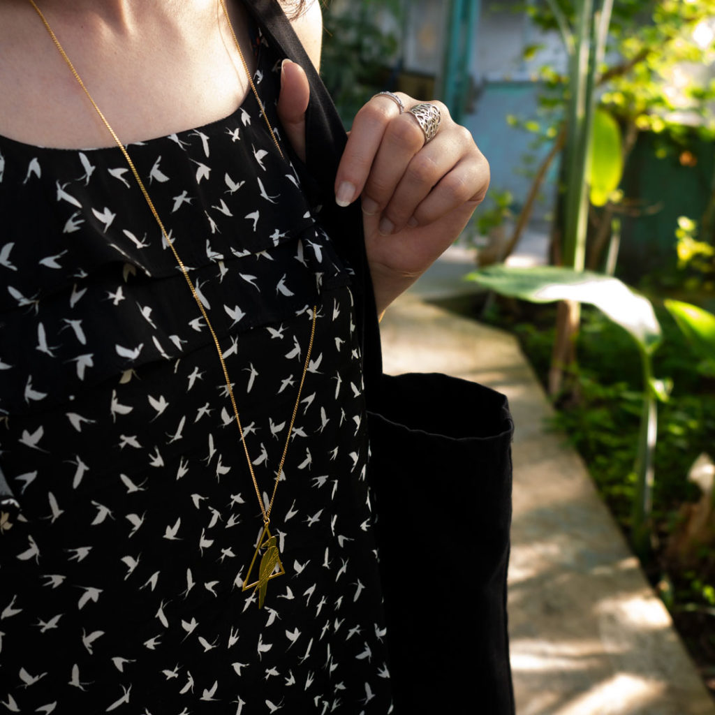 amanda_corbeau_large Sautoir Corbeau Les Naturalistes bijoux - Porté