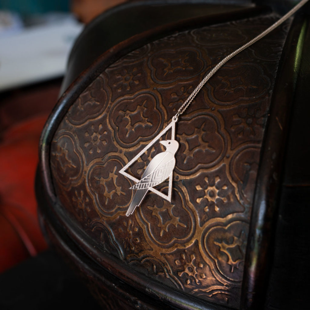 corbeau_boite Sautoir Corbeau Les Naturalistes bijoux - Finition argent