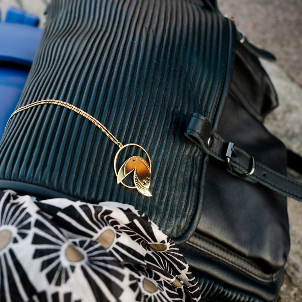 toucan_sac Sautoir toucan finition Or lifestyle avec sac en cuir et foulard en soie - Les Naturalistes bijoux
