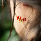 Créoles poisson papillon portées & pierres fines - finition or et coquillages rouges - Les Naturalistes bijoux