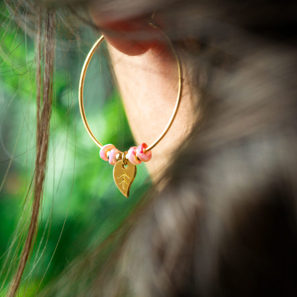 BO_creole_feuille_corail Créoles feuille & pierres fines portées - finition or et corail rose - Les Naturalistes bijoux