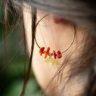 Créoles tamanoir & pierres fines - finition or et coquillages rouges portées - Les Naturalistes bijoux