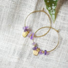 Créoles coques & pierres fines - finition or et améthyste sur du lin avec une feuille de bégonia - Les Naturalistes bijoux