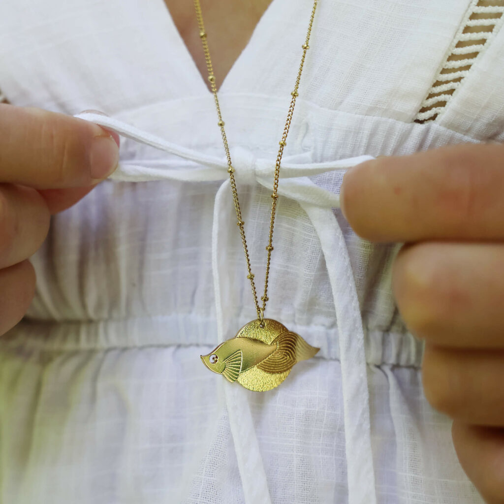 LesNaturalistes_Sautoir_PVO_or_porte01_2000x2000