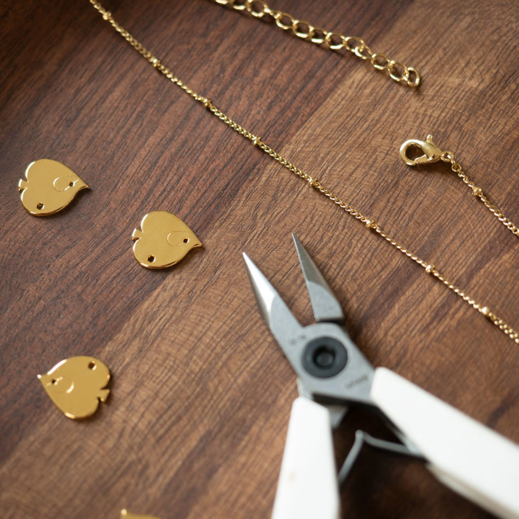 PoissonAnge_montage Collier poisson ange finition or en cours de fabrication - Les Naturalistes bijoux
