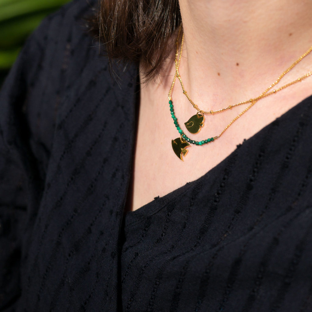 PoissonPAP_or_malachite_porte Collier poisson papillon finition or et malachite porté avec un collier poison ange finition or - Les Naturalistes bijoux