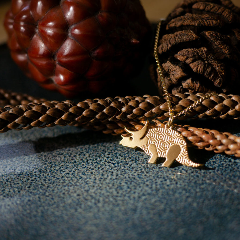 Trice_collier_Automne Pins tricératops finition or pommes de pin- Les Naturalistes bijoux