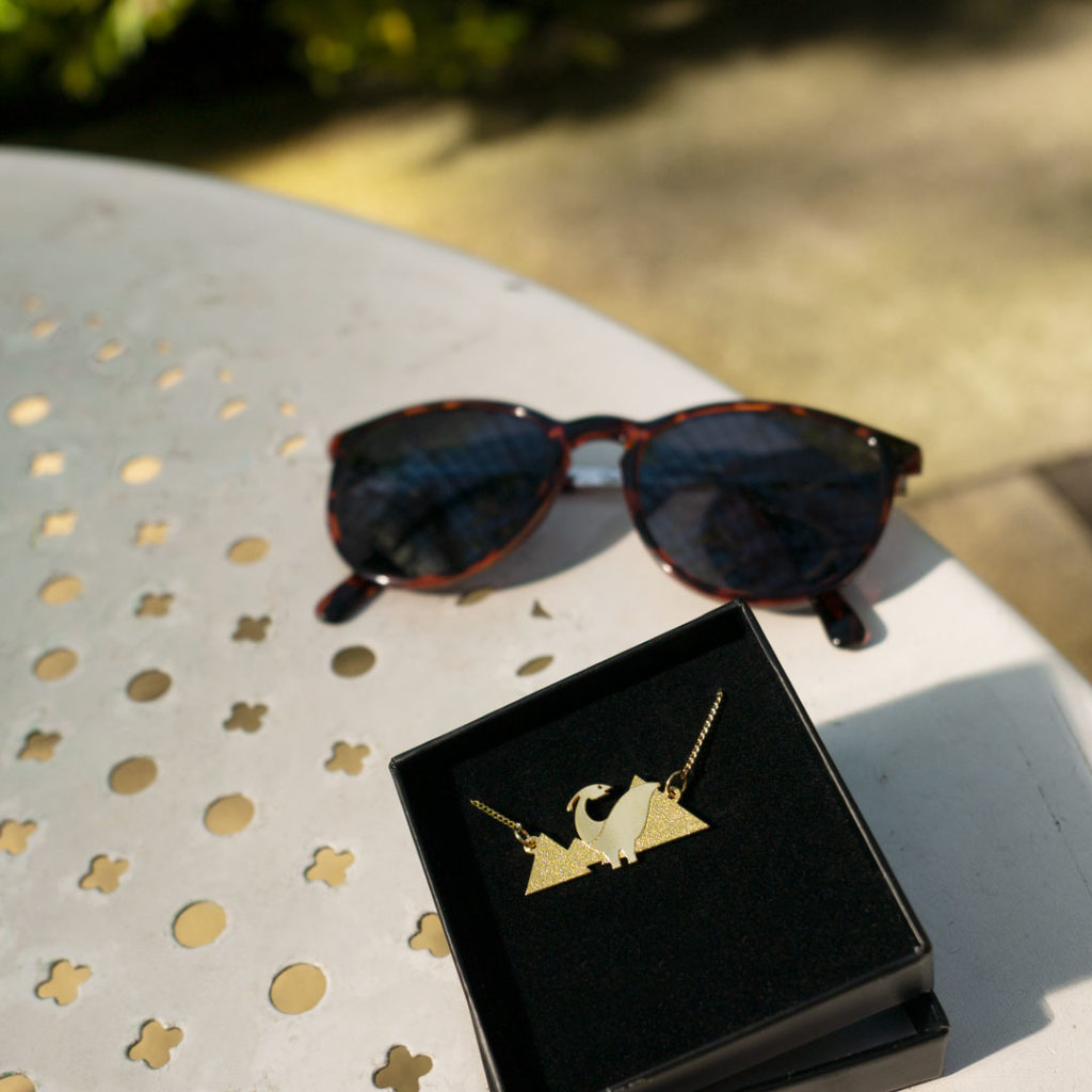 amanda_dino Collier dinosaure finition or version été - Les Naturalistes bijoux