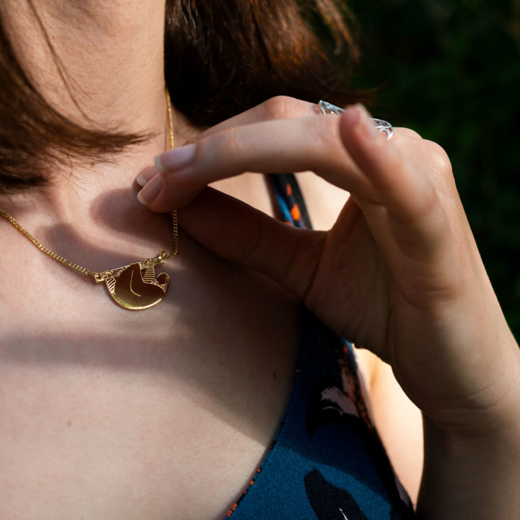 amanda_paresseux_zoom Collier paresseux finition or porté avec la main - Les Naturalistes bijoux