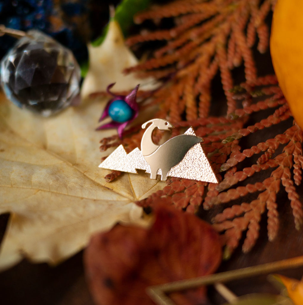 automne_dino Pins dinosaure finition or ambiance automne - Les Naturalistes bijoux