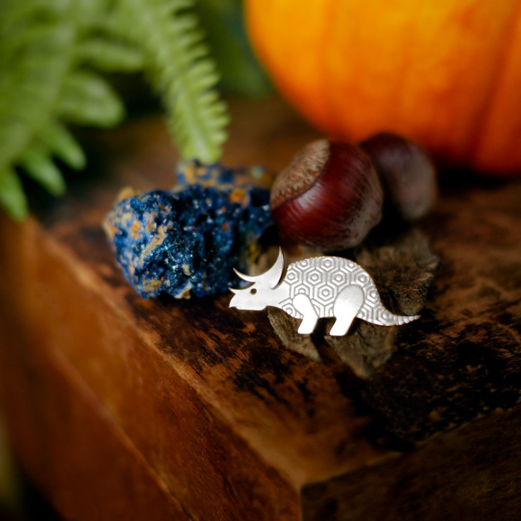 automne_trice Pins tricératops finition argent ambiance automne - Les Naturalistes bijoux
