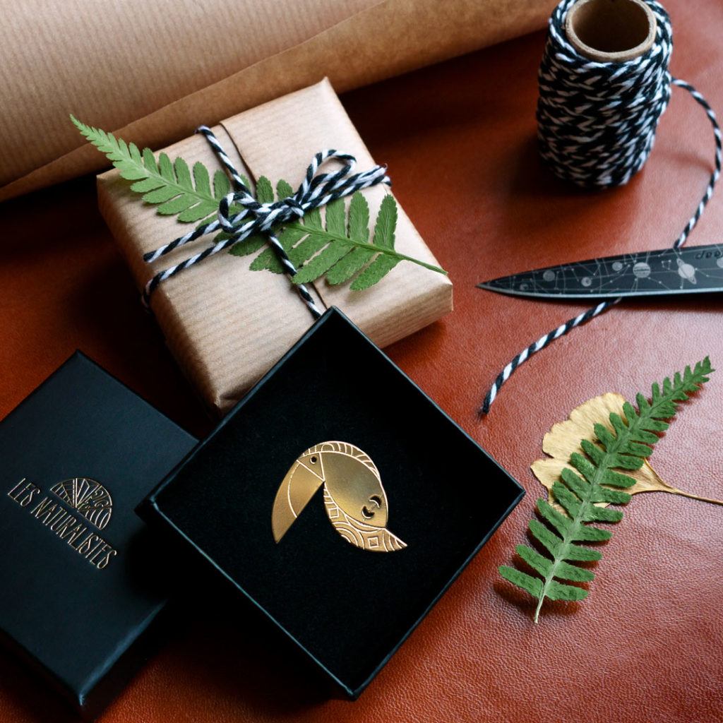 cadeau_toucan Pins toucan finition or emballé dans un joli paquet cadeau avec des fougères - Les Naturalistes bijoux