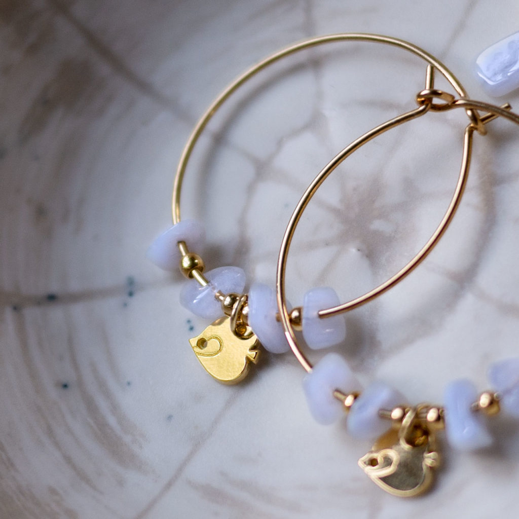 creoles_PAN_calc Créoles poisson ange & pierres fines portées - finition or et calcédoines dans une coupelle en céramique - Les Naturalistes bijoux