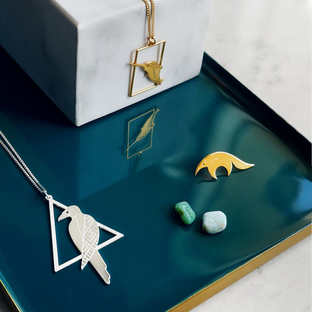 fetesdesmeres Composition géométrique sautoir corbeau finition argent, sautoir narval et pins tamanoir finition or- Les Naturalistes bijoux