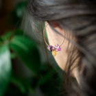 Créoles cristal & pierres fines - finition or et améthyste portés - Les Naturalistes bijoux