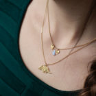 Collier tricératops finition or porté avec un collier pampille finition feuille et calcédoine - Les Naturalistes bijoux