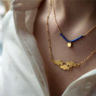 Collier 3 poissons finition or porté avec un collier pampille - Les Naturalistes bijoux