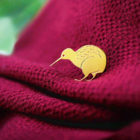 Pins kiwi finition or sur pull cocooning rouge- Les Naturalistes bijoux