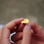 Pins kiwi finition or dans les mains- Les Naturalistes bijoux