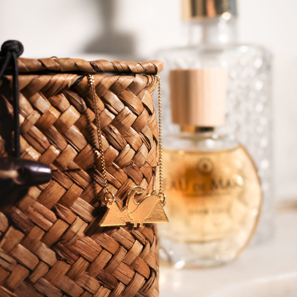 mmoutain_dino_colliers Collier dinosaure finition or sur une table de toilette en marbre- Les Naturalistes bijoux