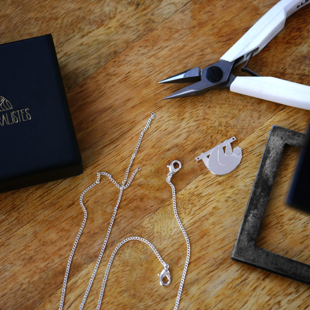 montage Collier paresseux finition argent en cours de fabrication - Les Naturalistes bijoux