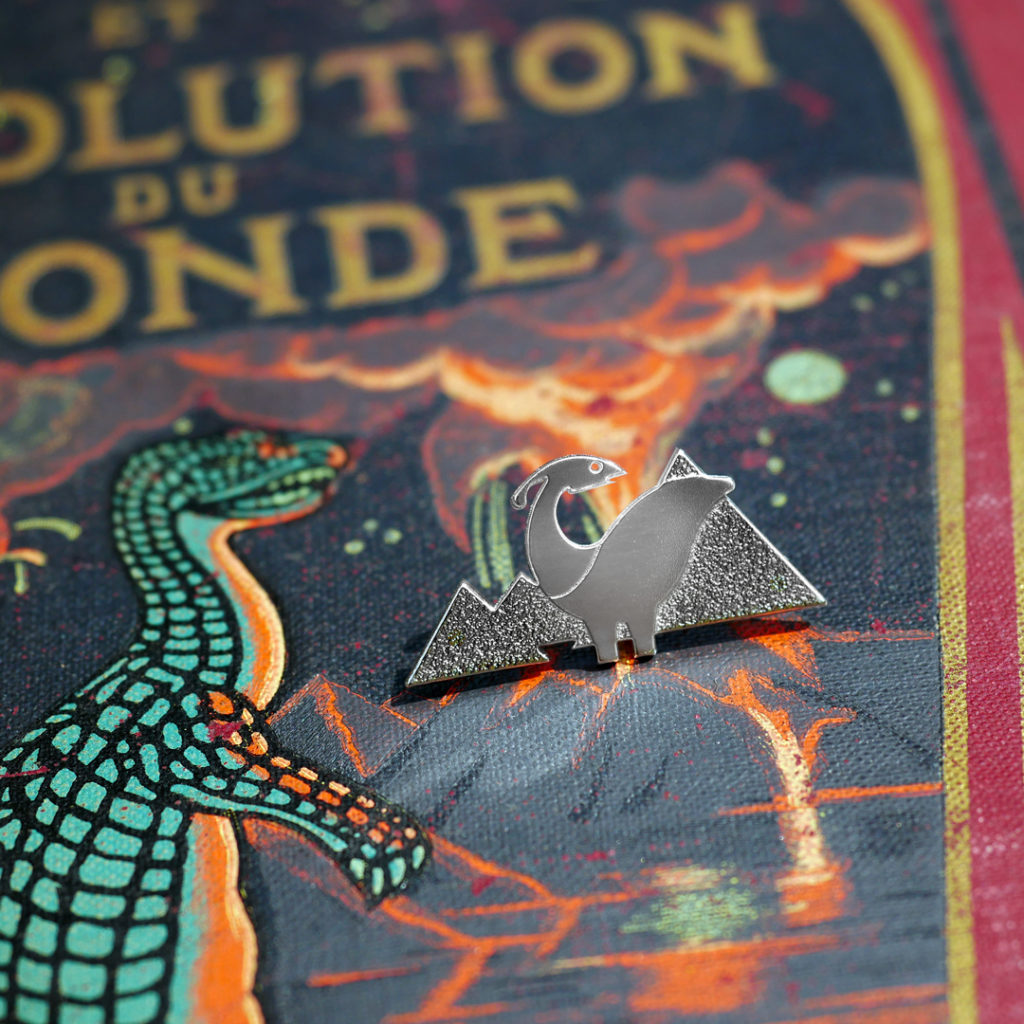 moutainDino Pins dinosaure finition argent sur un livre de science naturelle du début du siècle- Les Naturalistes bijoux