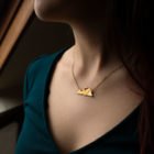 Collier dinosaure finition or porté - Les Naturalistes bijoux