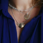 Collier paresseux finition argent porté - Les Naturalistes bijoux