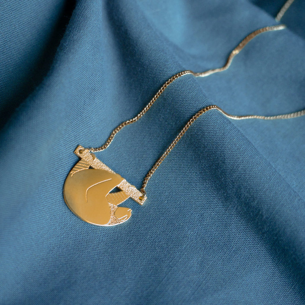 paresseux_journeesommeil Collier paresseux finition or sur un drap - Les Naturalistes bijoux