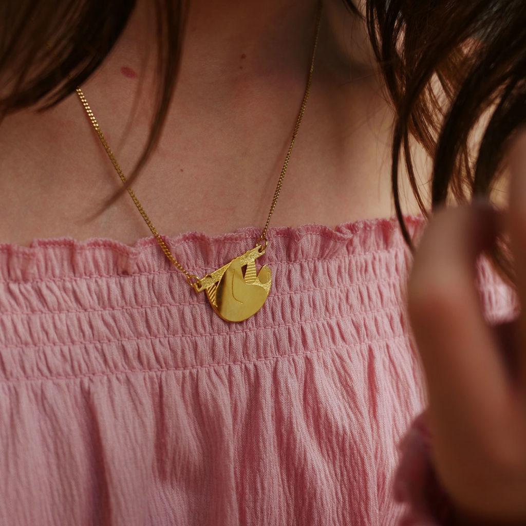 paresseux_naomi2 Collier paresseux finition or porté version été - Les Naturalistes bijoux