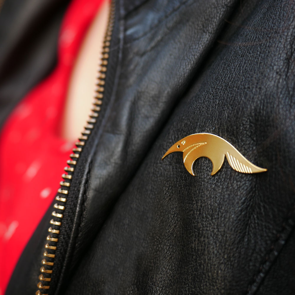 pins_tamanoir_seul Pins tamanoir finition or porté- Les Naturalistes bijoux