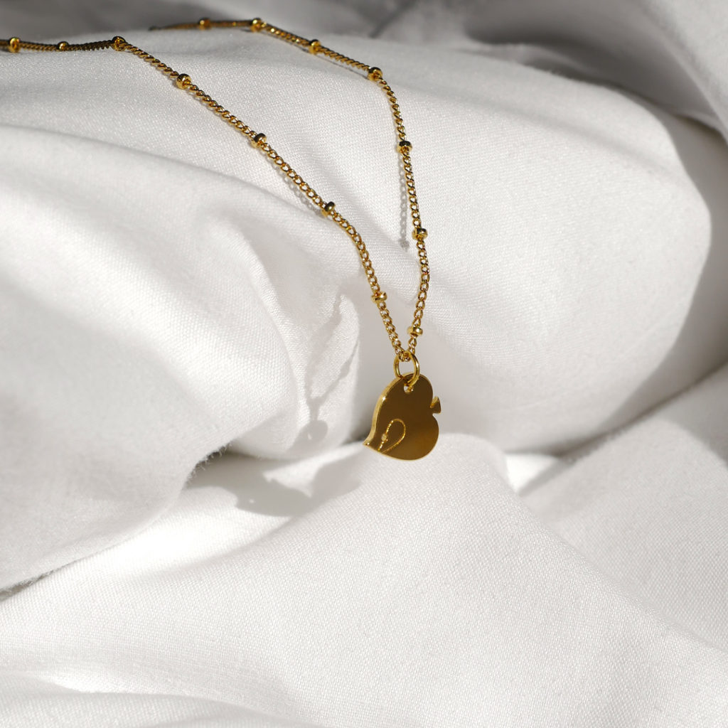 poissonAnge_draps Collier poisson ange finition or sur une couette cocooning - Les Naturalistes bijoux