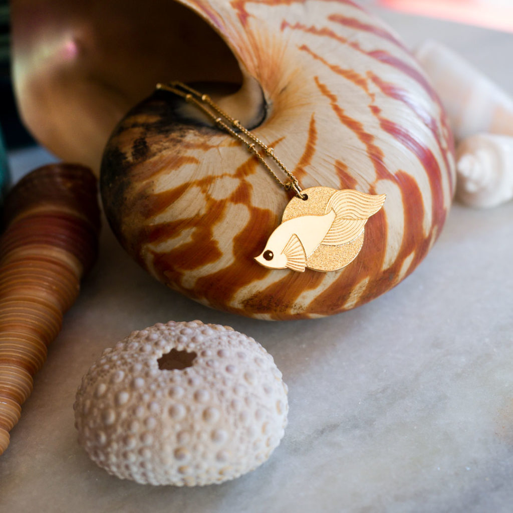 poissonVoile_nautile Sautoir poisson voile finition Or avec nautile et oursin - Les Naturalistes bijoux