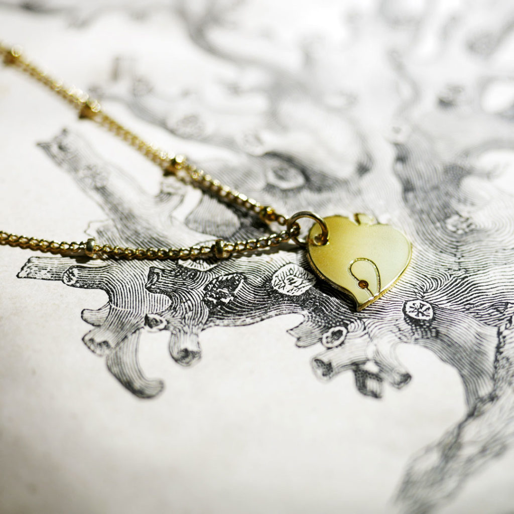 poisson_coeur2 Collier poisson ange finition or posé sur une gravure ancienne de corail - Les Naturalistes bijoux