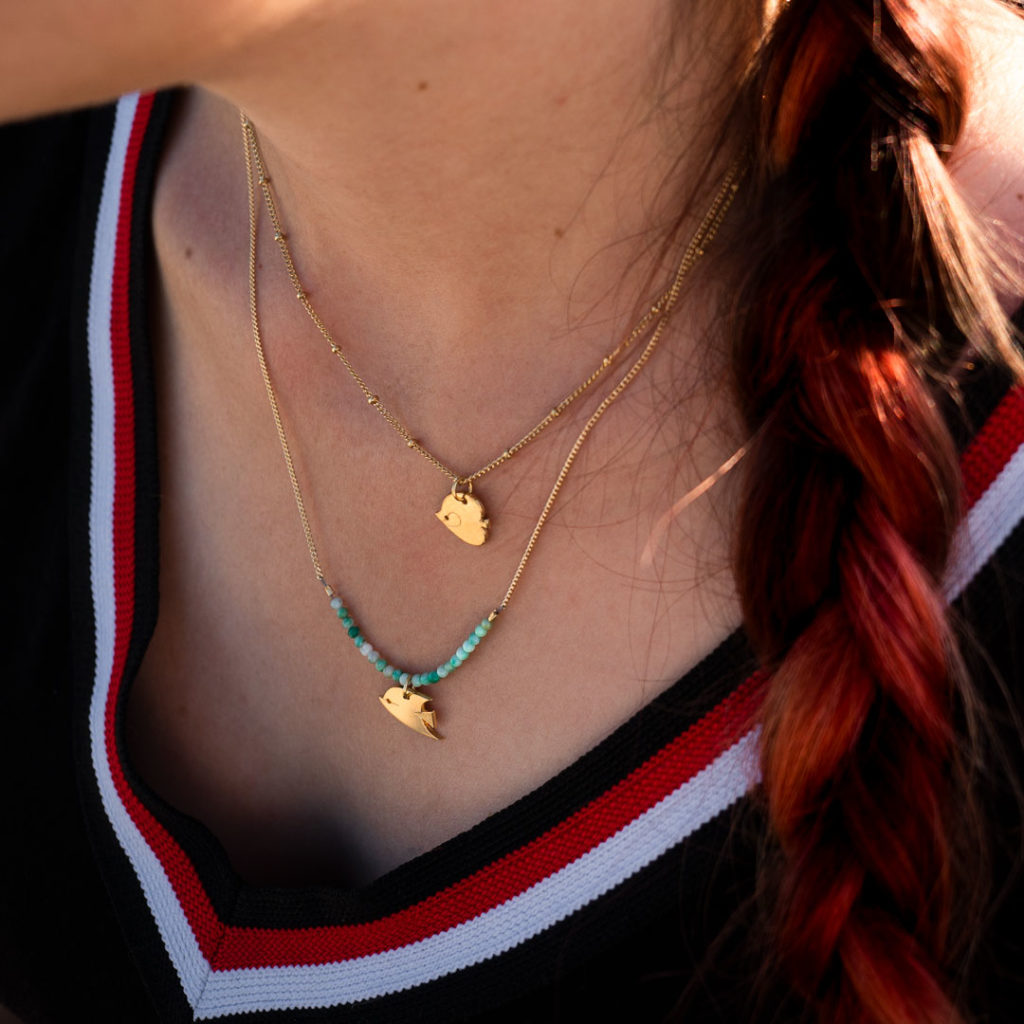 poisson_jaspe - Copie Collier poisson papillon finition or et jaspe verte porté avec un collier poisson ange finition or - Les Naturalistes bijoux