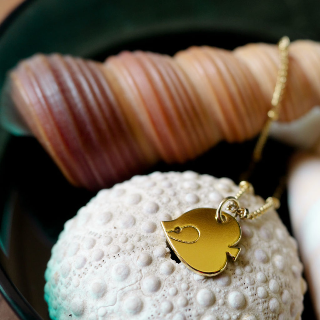 poissonange_coquillage Collier poisson ange finition or avec des coquillages - Les Naturalistes bijoux