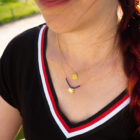 Collier poisson ange finition or porté avec un poisson papillon finition lapis lazuli - Les Naturalistes bijoux