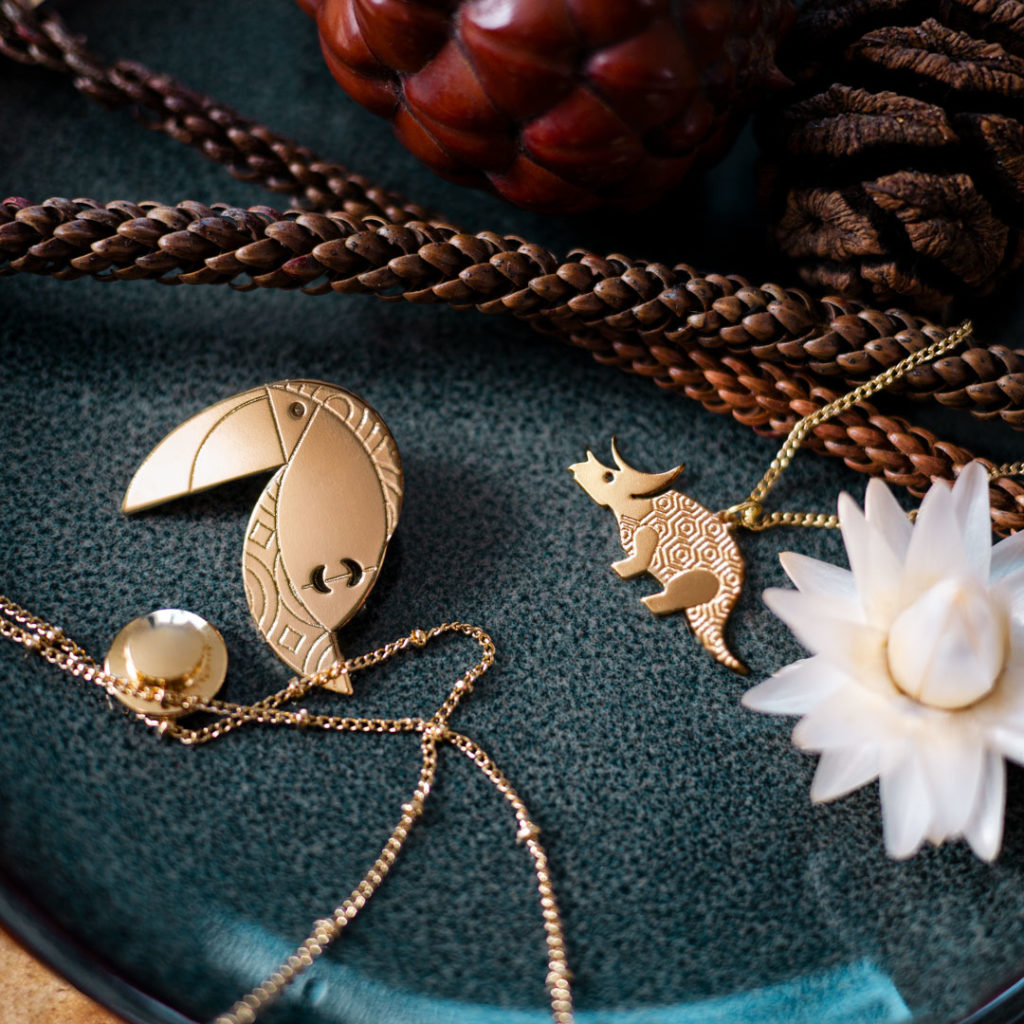 promo_novembre Pins toucan avec son attache à pompe sécurisée et collier tricératops finition or - Les Naturalistes bijoux