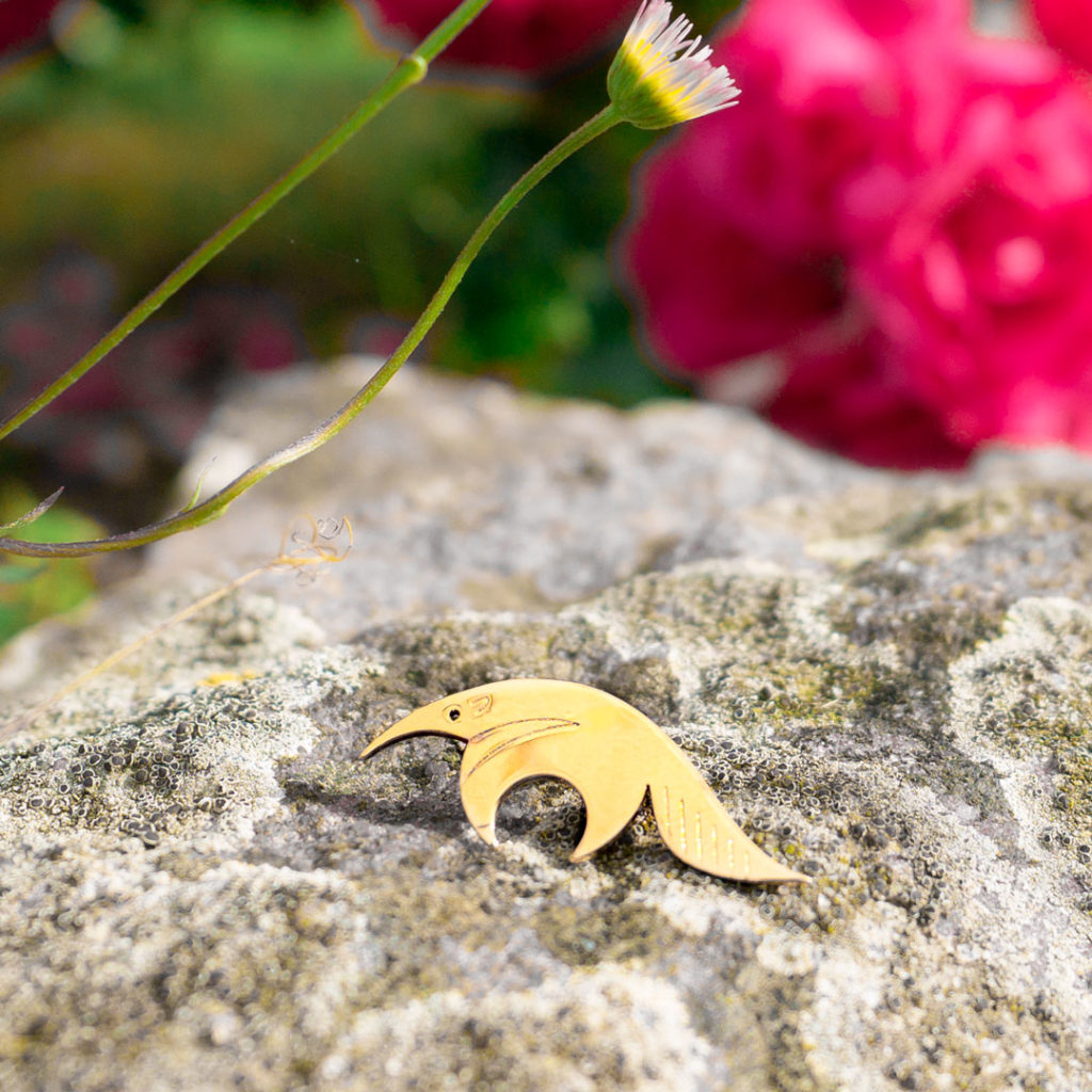tamanoir_rocail Pins tamanoir finition or sur un rocher- Les Naturalistes bijoux