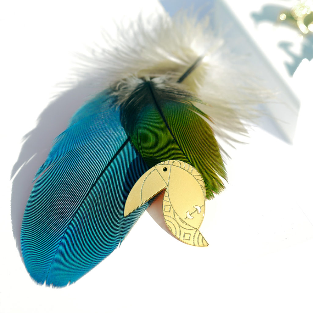 toucan Pins toucan finition or avec des plumes - Les Naturalistes bijoux