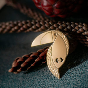Pins toucan finition or avec éléments naturels - Les Naturalistes bijoux