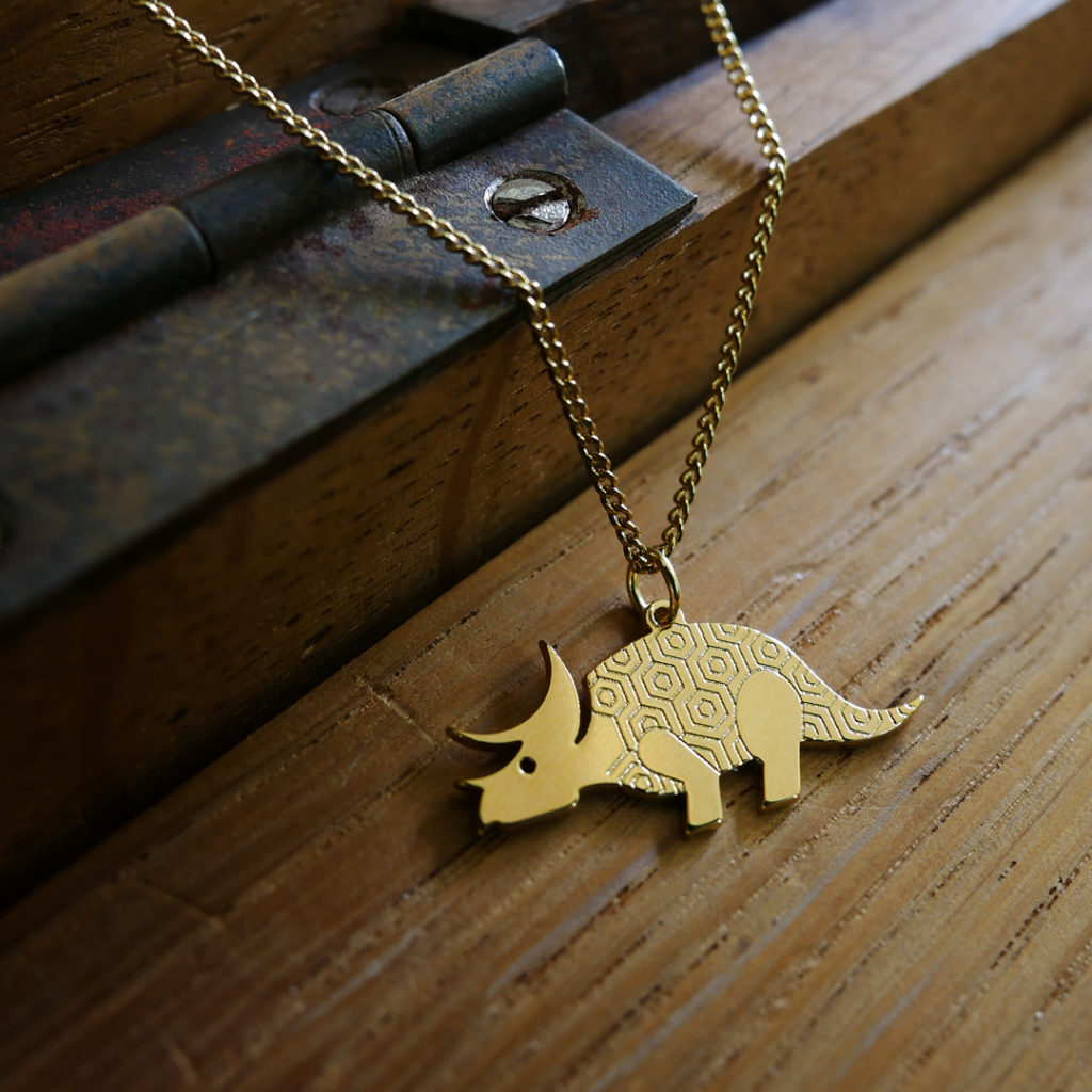 trice_boite Collier tricératops finition or sur une boîte en bois - Les Naturalistes bijoux