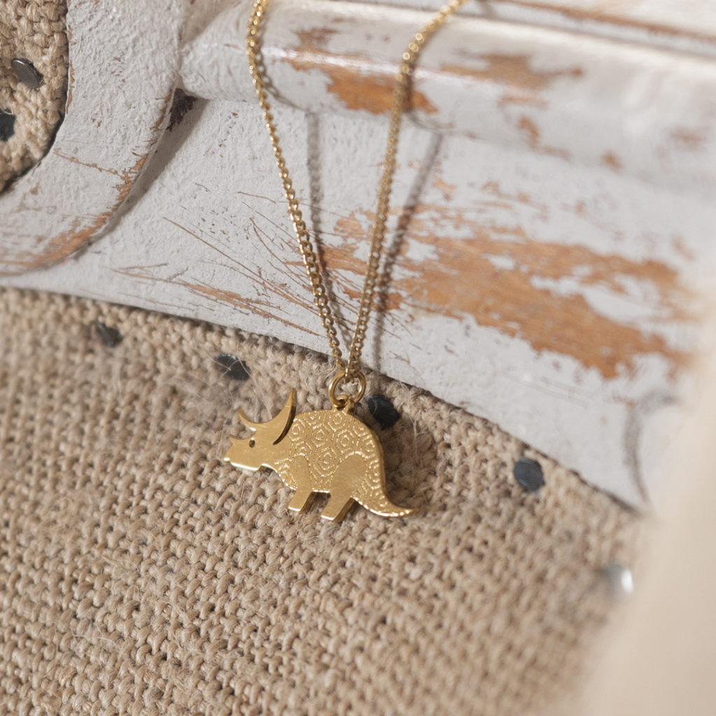 trice_campagne Collier tricératops finition or ambiance campagne - Les Naturalistes bijoux