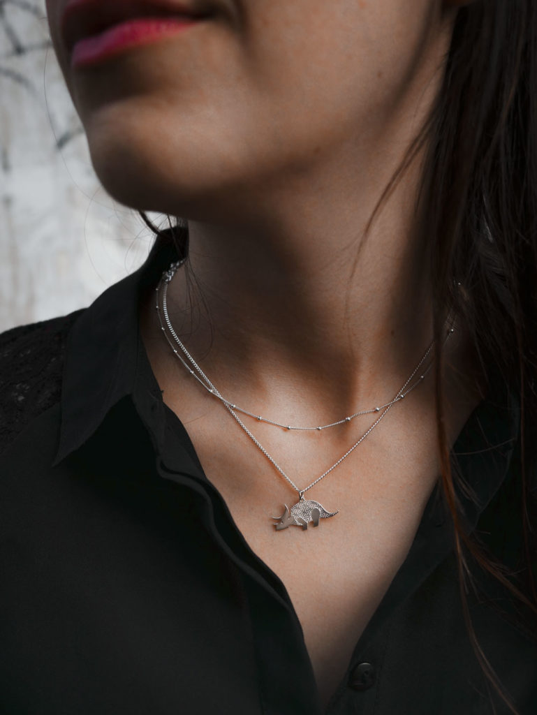 trice_colliers Collier tricératops finition argent porté - Les Naturalistes bijoux