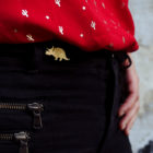 Pins tricératops finition or porté - Les Naturalistes bijoux