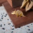 Pins tricératops finition or sur du terrazio - Les Naturalistes bijoux